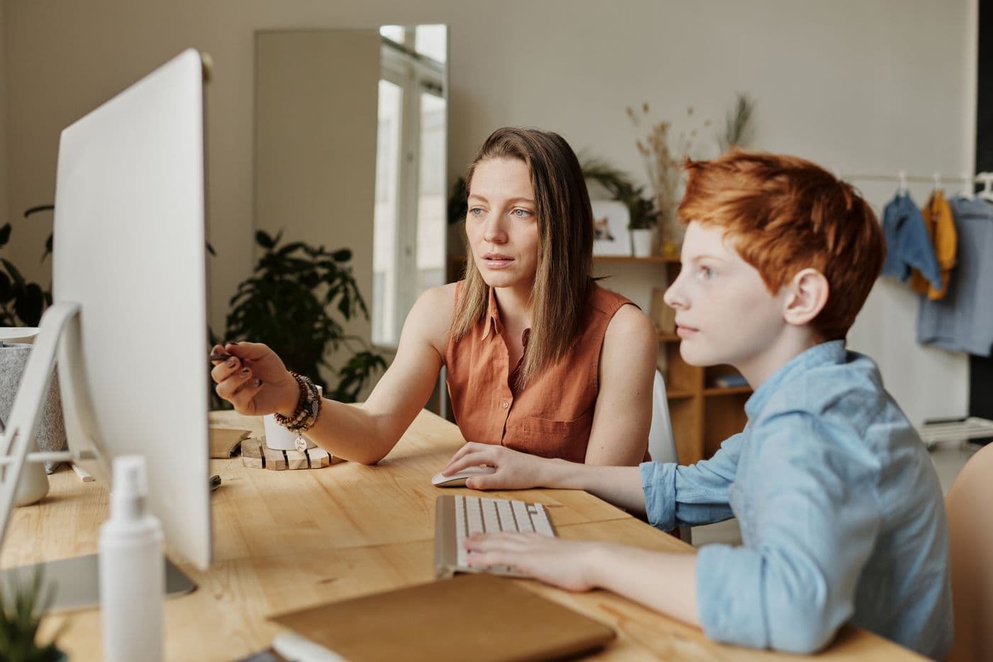 Parent et enfant consultant les progrès scolaires chez A² After School à Jounieh