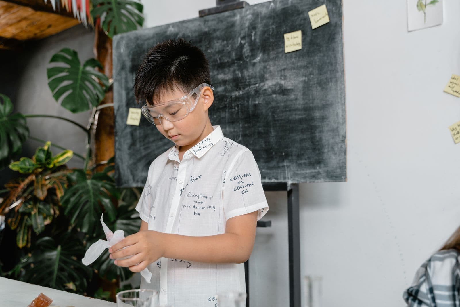 Élève participant à une activité scientifique après l’école à Jounieh